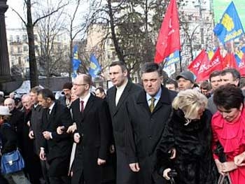 Оппозиция собрала на митинг под Радой 5000 человек фото