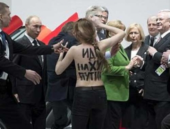 Активистки Femen разделись в Германии перед Путиным и Меркель фото