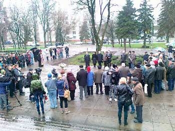 В Запорожье на митинге у Поклонного креста вспоминали погибших узников фашистских концлагерей фото