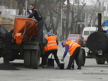 Мелитопольские дорожники устраняют ямочность на ул. Гризодубовой фото