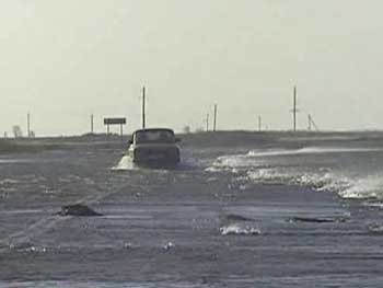 В Херсонской области Азовским морем залило дорогу фото