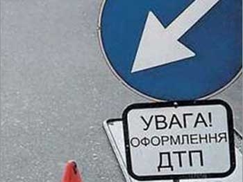 В Киеве иномарка сбила беременную женщину и врезалась в стену фото