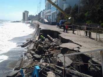 Шторм разрушил в Алуште часть набережной фото