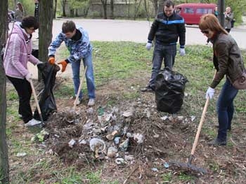 Лесопарк стал чище на 85 мешков мусора фото