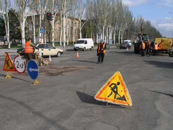 В центре города дорожники ограничили движение автотранспорта фото