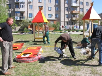 Одной детской площадкой больше фото