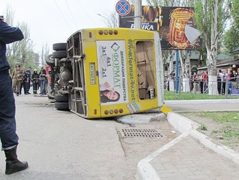 В Мариуполе маршрутка попала в страшное ДТП. 15 человек травмированы фото