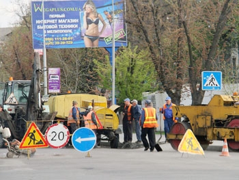 Два проспекта и объездные пригладили к Первомаю фото