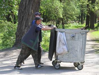 Коммунальщики готовят Мелитополь к празднику Победы фото