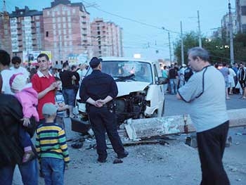 Разъяренная толпа чуть не разорвала гаишников из-за ДТП фото