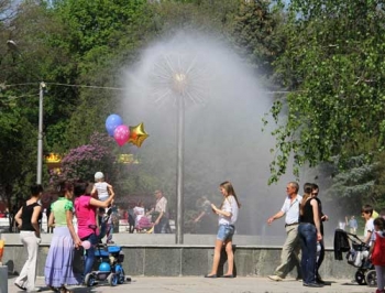 Парковый фонтан забили мусором меньше чем за неделю фото