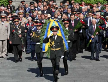 День Победы в Киеве: Янукович, коммунисты, портреты ветеранов фото