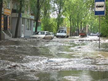 Улицу Шмидта дождь превратил в канал фото