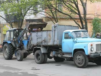 В нижнюю часть города дождь снес почти 50 т земли и песка фото