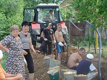 Пологовцы сами себе прокладывают водопровод фото