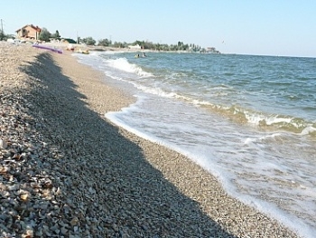 В Бердянске водитель катался на людном пляже фото