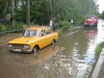 Мелитополь. Два автомобиля едва не смыло водой фото