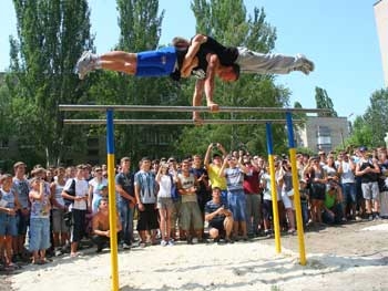 Чудеса на турниках покажут участники областных соревнований по воркауту фото