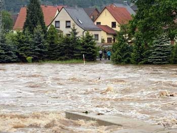 Наводнения в городах Германии: вода уже затопила первые этажи фото