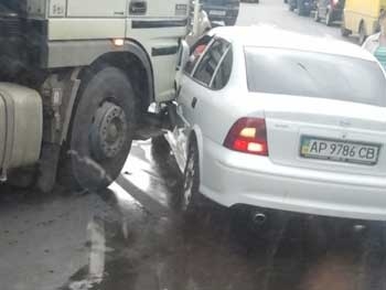 В Запорожье фура взяла на таран легковушку фото