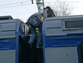 Днепропетровский экстремал погиб, прыгая по крышам поездов фото