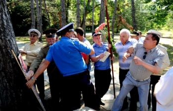 В Крыму депутат-коммунист подрался с милицией из-за потрета Сталина фото