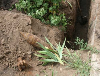 Водопроводчики нашли в Мелитополе минометную мину времен войны фото