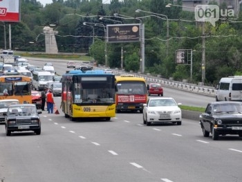 В Запорожье легковушка врезалась в троллейбус фото