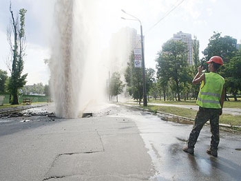 В Киеве из-под асфальта забил 20-метровый фонтан горячей воды фото