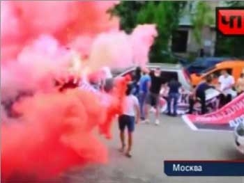 В Москве на редакцию МК напали хулиганы с украинскими лозунгами. Видео фото