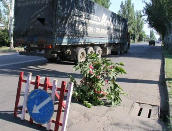 Груженые под завязку фуры гробят мелитопольские дороги и люки фото