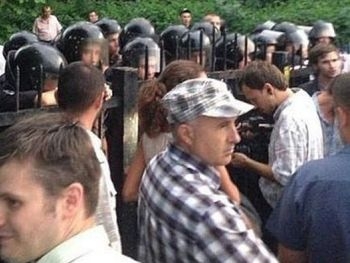 В Киеве штурмуют Святошинское РОВД фото
