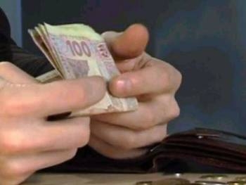 В Запорожской области парень вырвал деньги из рук старушки фото