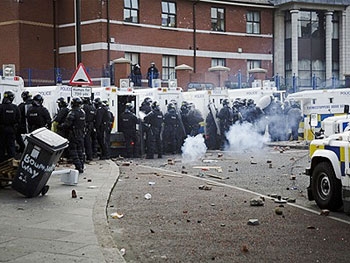 В Северной Ирландии уже три дня продолжаются беспорядки фото