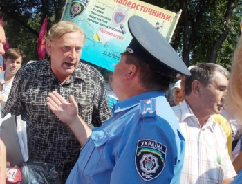 В Запорожье «несанкционированный» митинг прошел под шум газонокосилки фото