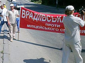 Участники шествия из Врадиевки начали марш по улицам Киева фото