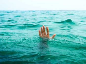Приазовские спасатели вылавливают отдыхающих из воды фото