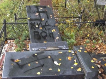 В Житомирской области вандалы скручивали кресты на кладбищах фото