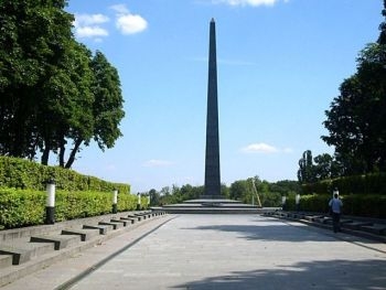 В киевском парке Славы вандалы разбили постамент Вечного огня фото