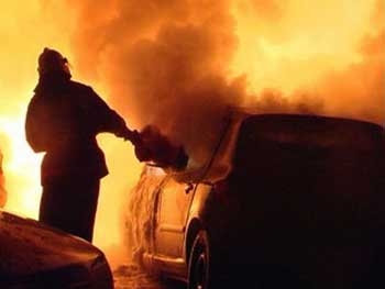 Мелитополь. Ночью во дворе многоэтажки сгорел автомобиль фото