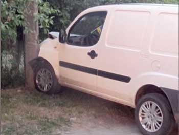 Водитель Фиата, убегая от гаишников, разбил их авто фото