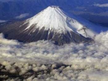Японские власти ввели плату за восхождение на гору Фудзи фото