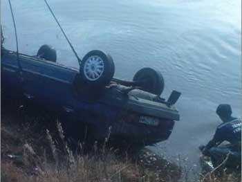 В Черниговской области машина сорвалась с обрыва и утонула: три человека погибли фото