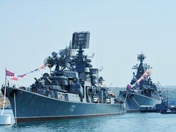 Путин и Янукович посмотрели военно-морской праздник в Севастополе фото