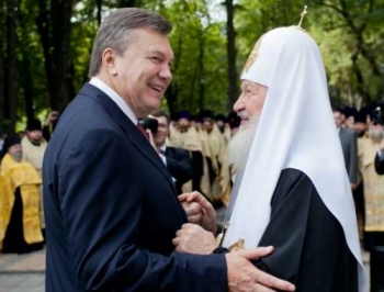 Янукович незаконно наградил орденом патриарха Кирилла фото