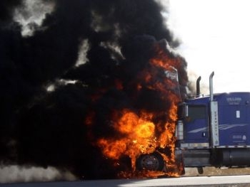В Запорожье на дороге загорелся грузовик фото