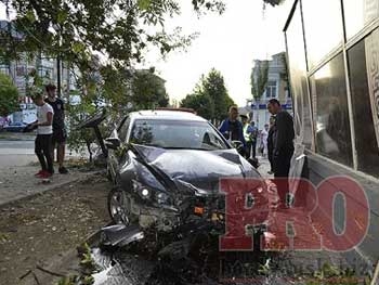 В Бердянске водитель разбил машину об дерево и скрылся с места аварии фото