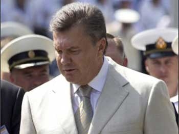 Янукович встретился с Квасьневским и Коксом в Крыму фото