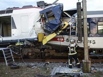 В Швейцарии лоб в лоб столкнулись поезда: 35 пострадавших фото