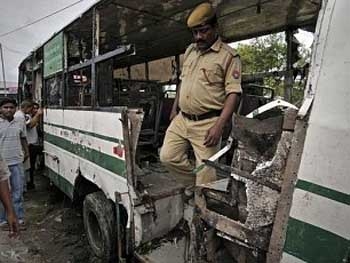 В Индии школьный автобус врезался в грузовик, погибли 10 детей фото